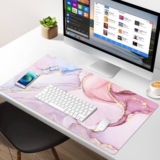 sous main bureau design marbré rose devant ordinateur sur bureau