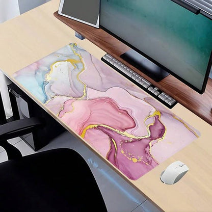 sous main bureau design marbré rose sur bureau beige