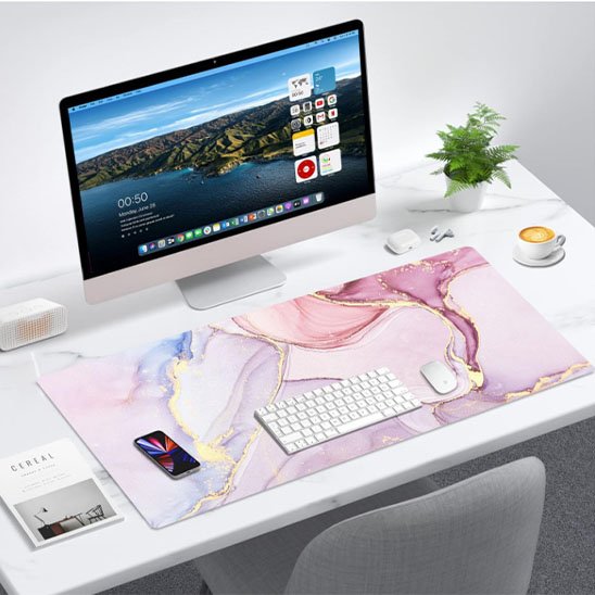 sous main bureau design marbré rose sur bureau blanc