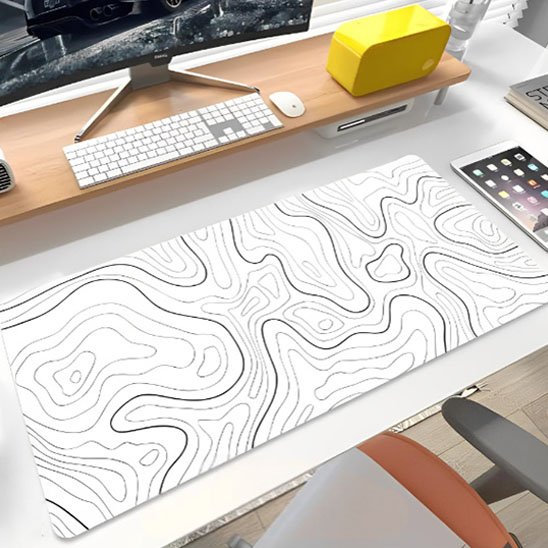 sous main bureau design minimaliste sur bureau devant PC