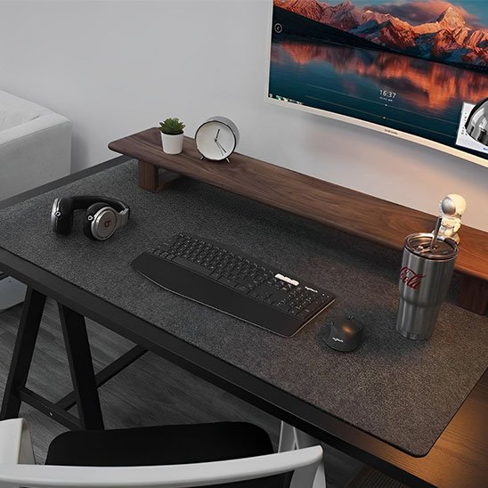sous main pour bureau en feutre gris sur bureau marron
