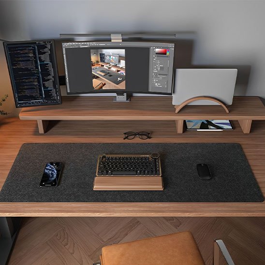 sous main pour bureau en feutre sur bureau devant ordinateur