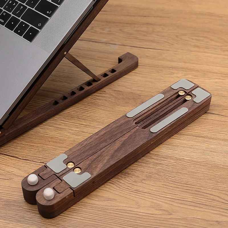 support pc portable en bois sur bureau avec ordinateur