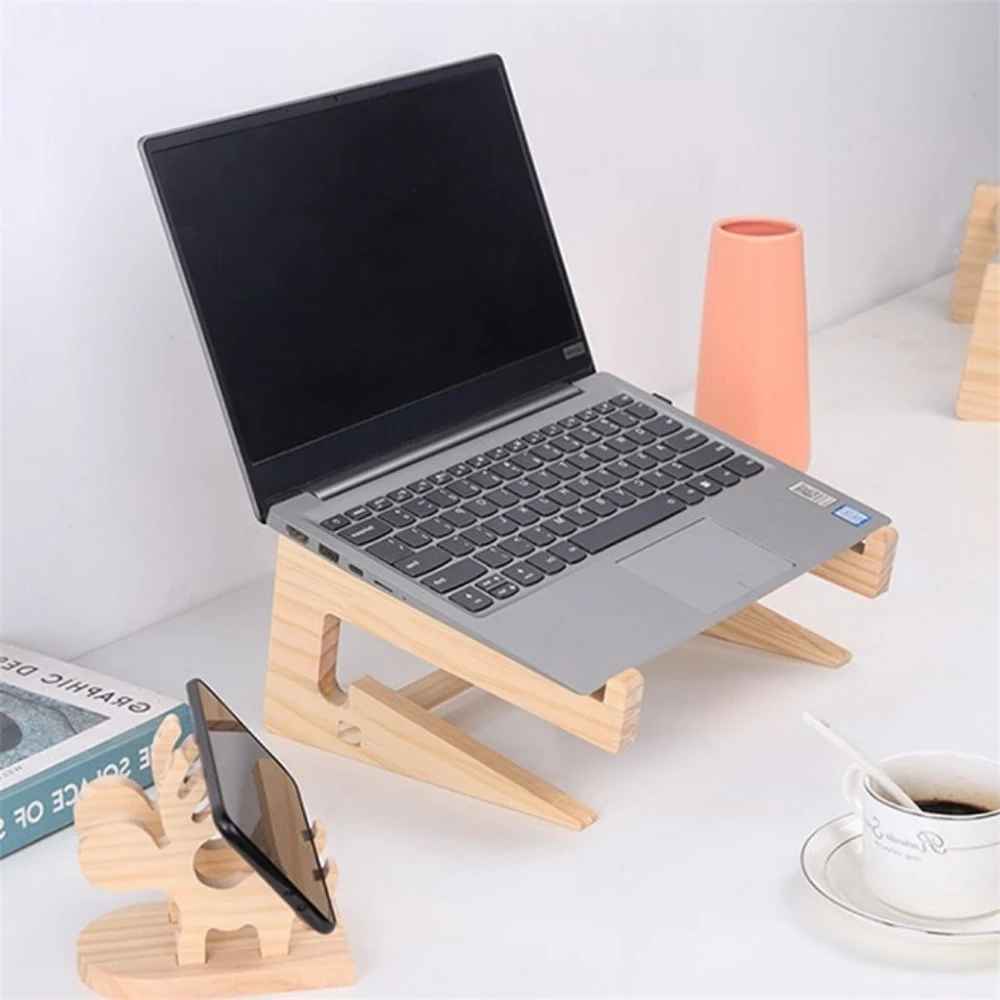 support pour ordinateur portable en bois sur bureau blanc
