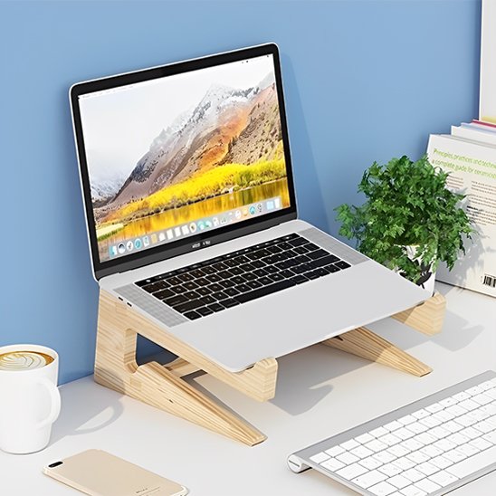 support pour ordinateur portable en bois sur bureau devant clavier