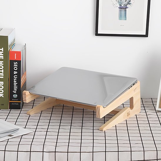 support pour ordinateur portable en bois sur bureau devant tableau