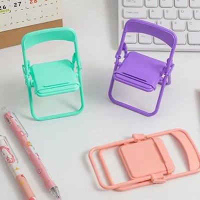 Support téléphone sur bureau avec clavier ordinateur