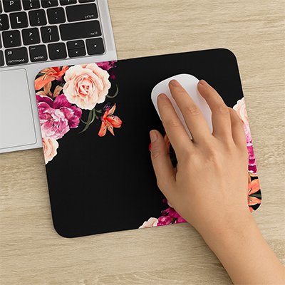 tapis de souris floral avec ordinateur sur bureau 