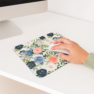 tapis de souris floral sur bureau avec souris blanche