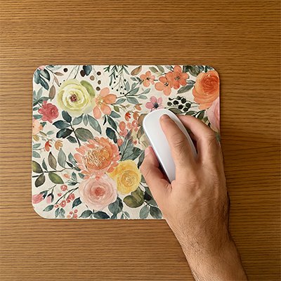 tapis de souris floral sur bureau beige avec souris blanche