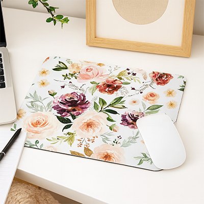 tapis de souris floral sur bureau blanc avec souris blanche