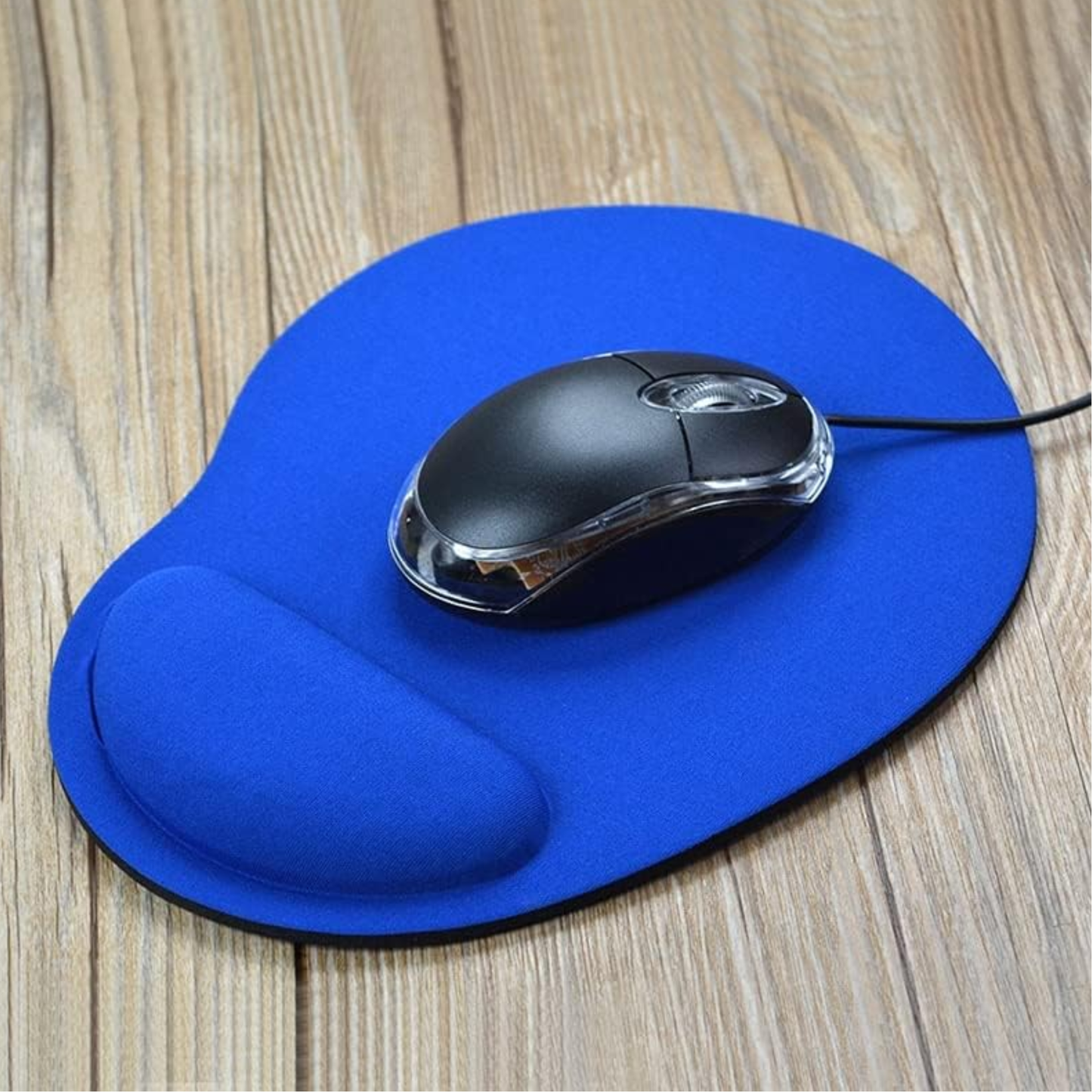 tapis de souris gamer couleur bleue posée sur bureau