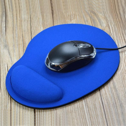 tapis de souris gamer couleur bleue posée sur bureau