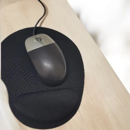 tapis de souris gamer couleur noire posée sur bureau