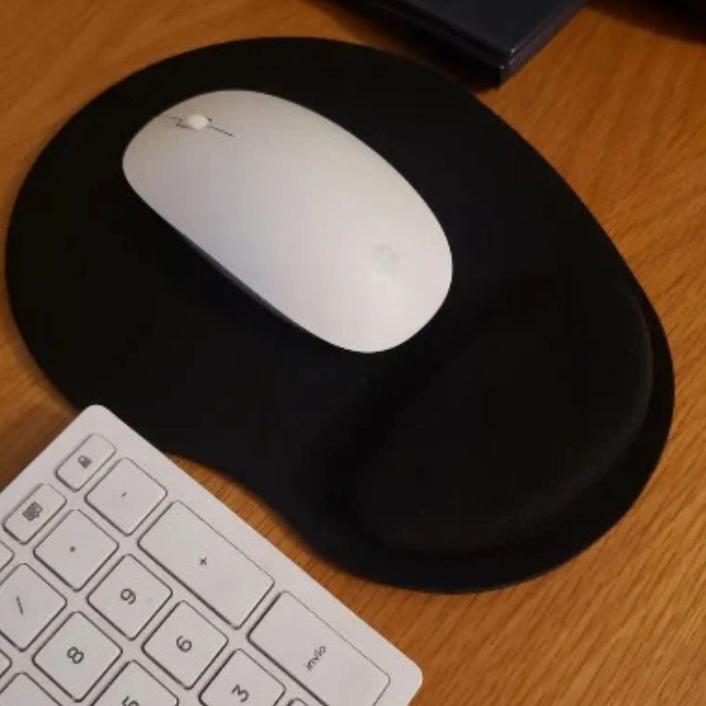 tapis de souris gamer couleur noire sur bureau marron