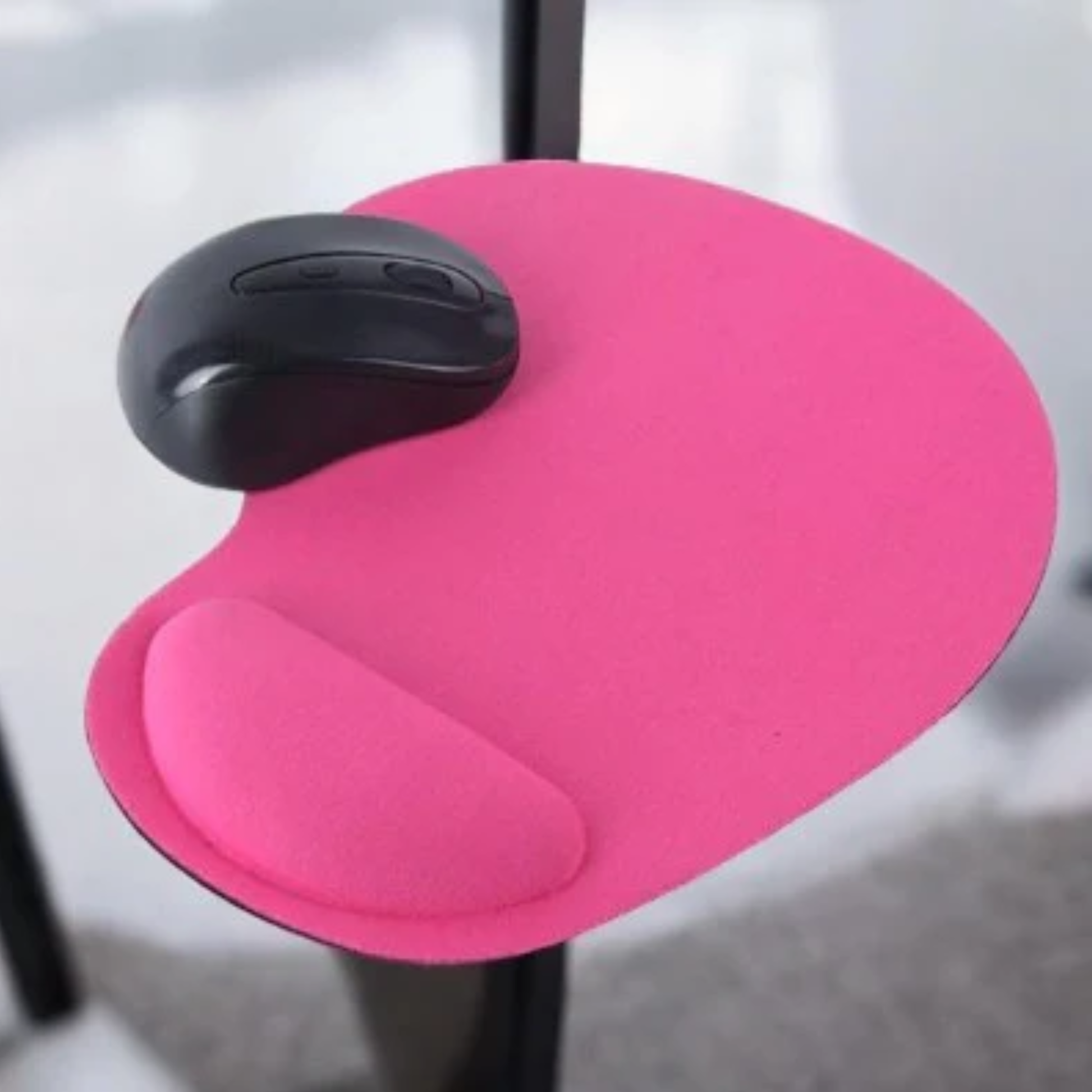tapis de souris gamer couleur rose posée sur bureau