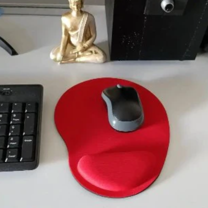 tapis de souris gamer couleur rouge posée sur bureau