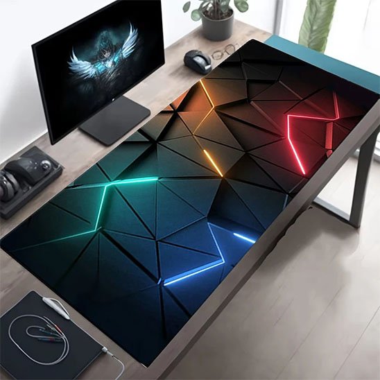 tapis de souris gaming design géométrique dans bureau devant ordinateur