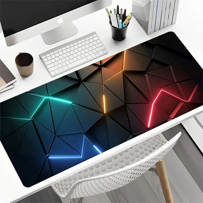 tapis de souris gaming design géométrique devant ordinateur gris