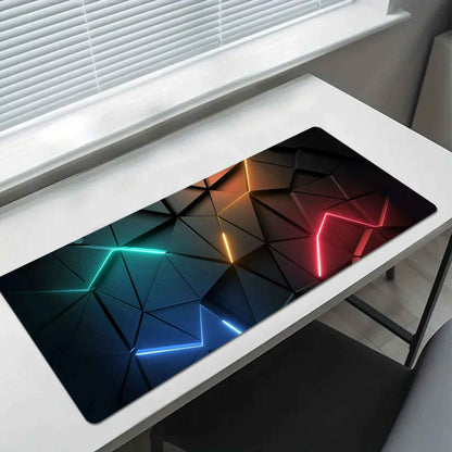 tapis de souris gaming design géométrique sur bureau devant fenêtre