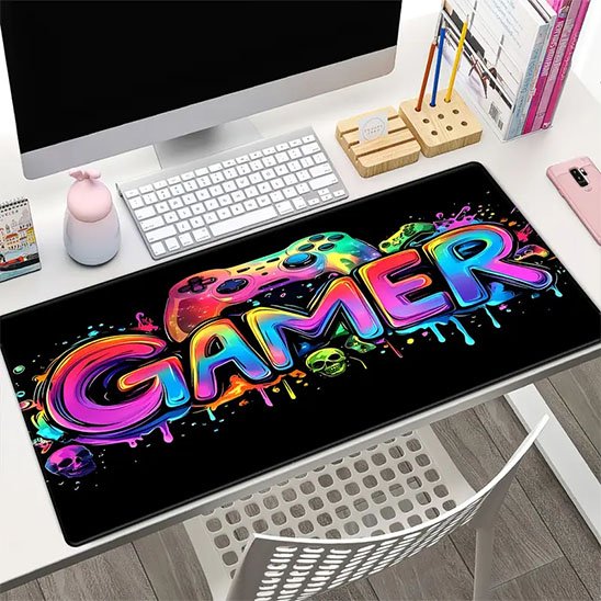 tapis de souris pour gamer​ sur bureau devant ordinateur